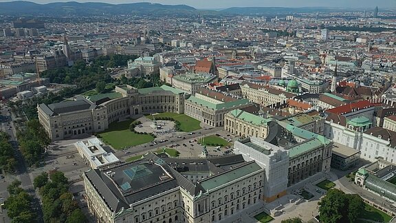 1Wien_wie_es_niemals_war_TEIL_1__Kaiserforum_Totale.jpeg  