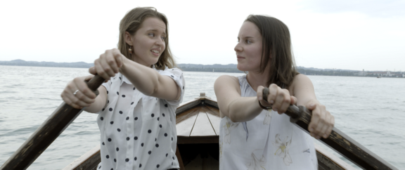 Zwei junge Frauen im Ruderboot